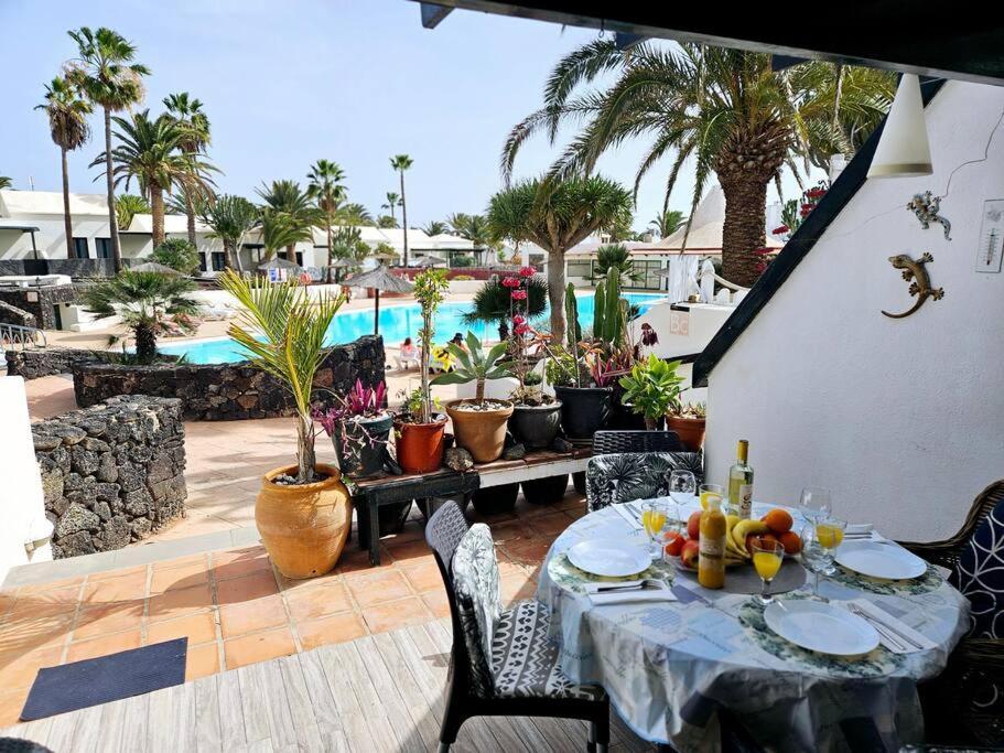 Apartamento Taisa Playa Roca Costa Teguise Extérieur photo